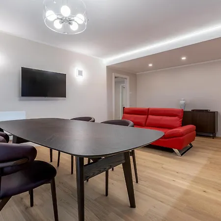 Guesthost - Design Flat In The Heart Of *