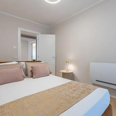 Guesthost - Design Flat In The Heart Of