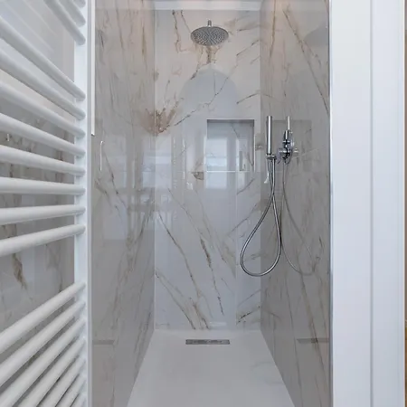 Guesthost - Design Flat In The Heart Of Appartamento Ferrara