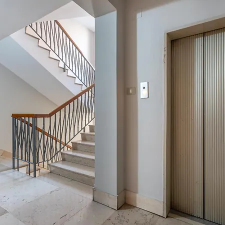 Guesthost - Design Flat In The Heart Of *