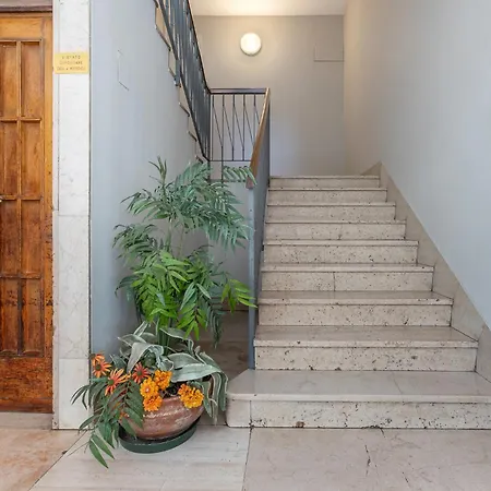 Guesthost - Design Flat In The Heart Of * Феррара